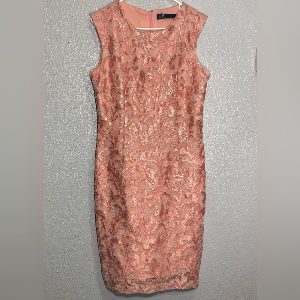 LF Leslie Fay Paisley Floral Pink Orange Coral Lace Sheath.Size 12 Sequins 19X41